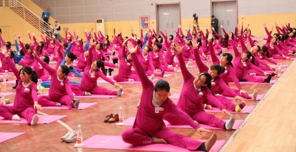  2014孕妇瑜伽课吉尼斯世界纪录挑战赛挑战开始